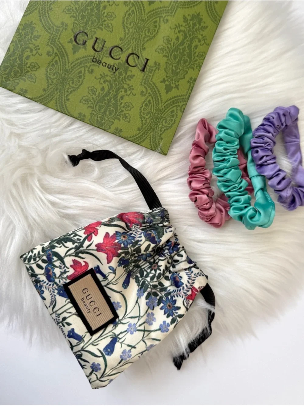 Gucci Beauty Satin Scrunchies set of 3 in floral dust mini bag New - Picture 5 of 6